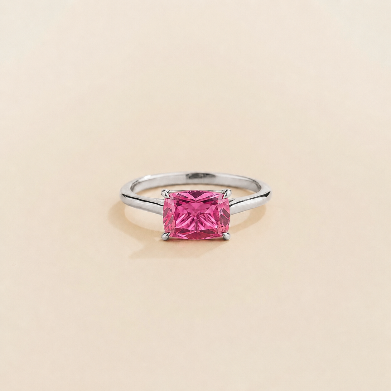 Kissen Pink Sapphire East-West Cushion Cut Solitaire Ring In White Gold