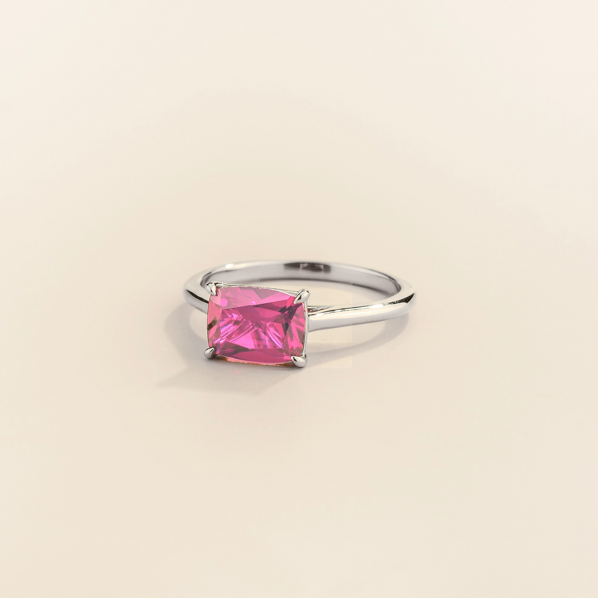 Kissen Pink Sapphire East-West Cushion Cut Solitaire Ring In White Gold