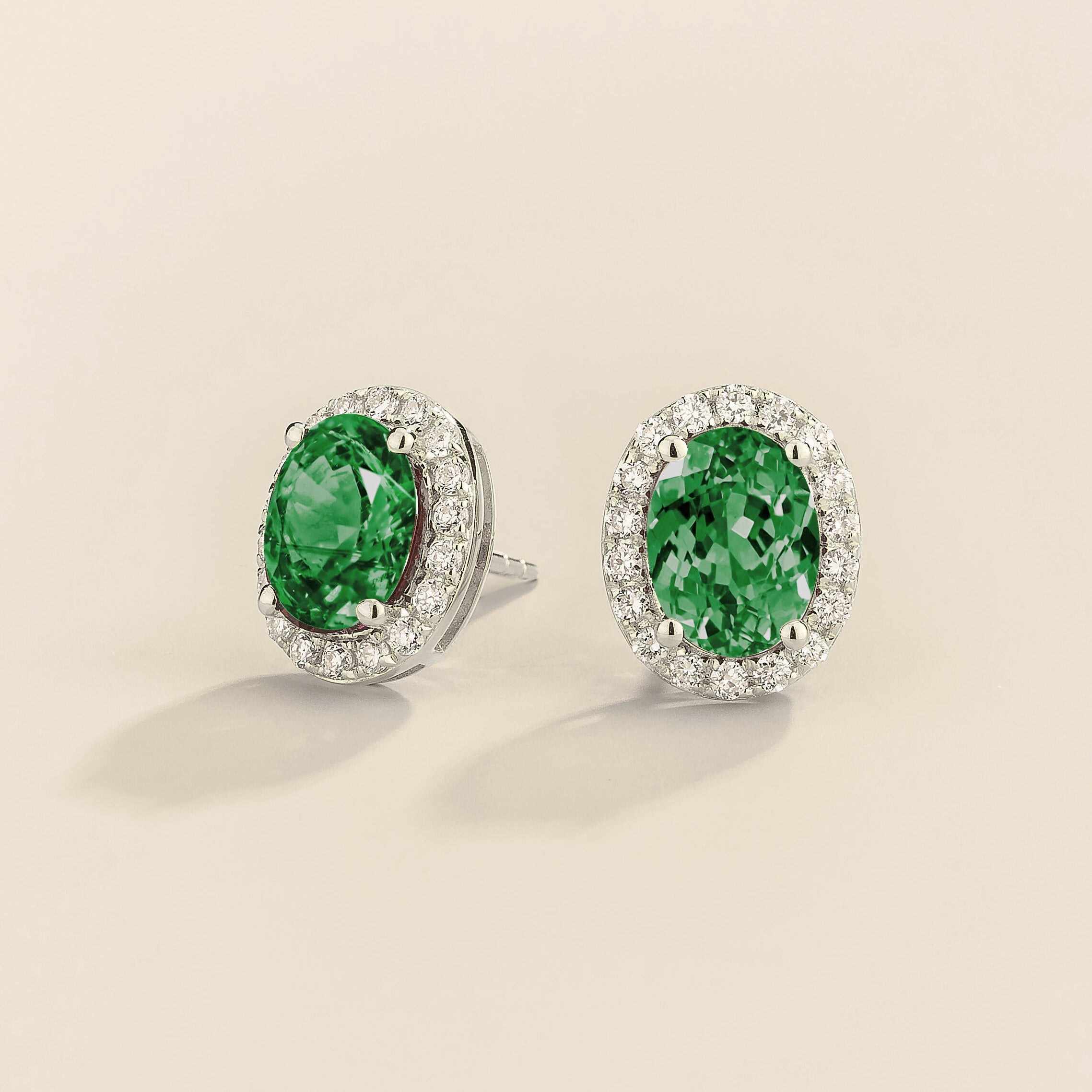 Mina earrings in emerald and diamonds set in white gold.