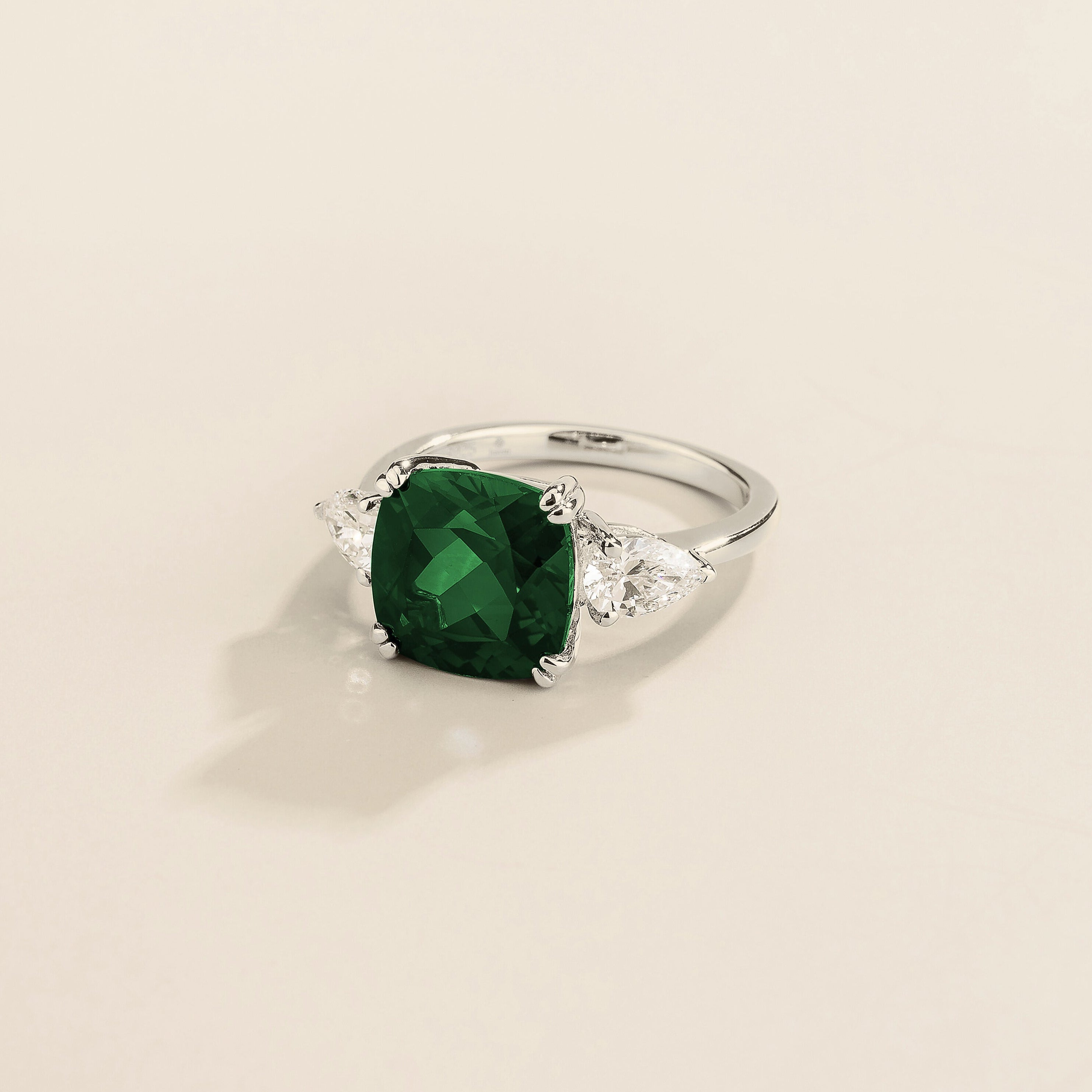 Pari White Gold Ring in Emerald & Diamond