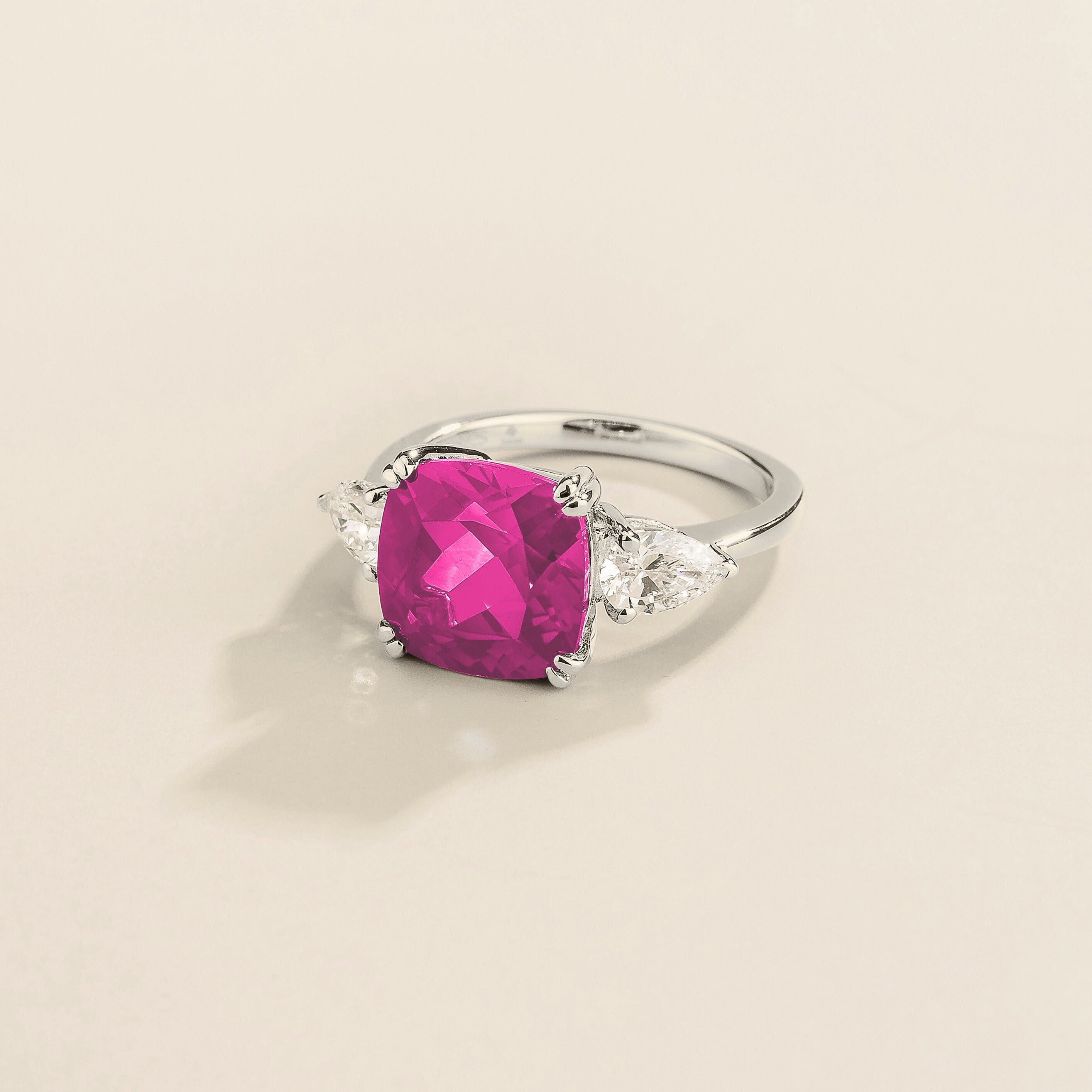 Pari White Gold Ring in Pink Sapphire & Diamond