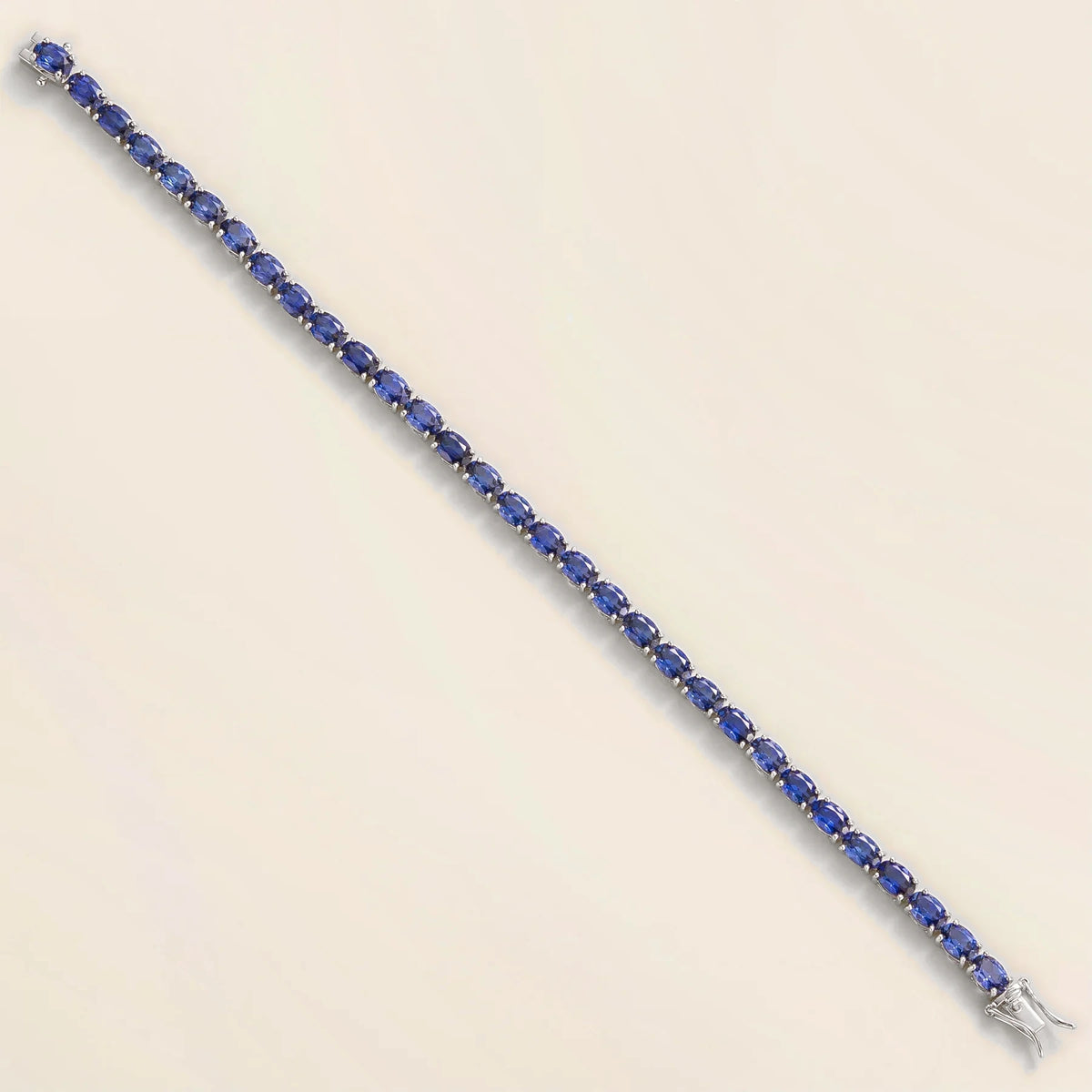 Salto Blue Sapphire Tennis Bracelet in White Gold – close-up of the setting