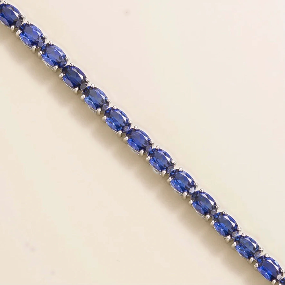 Salto Blue Sapphire Tennis Bracelet in White Gold – front view