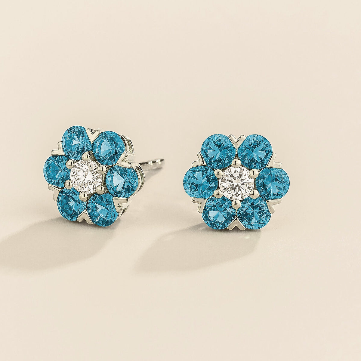 Cinq aquamarine and diamond flower stud earrings in white gold, angled view