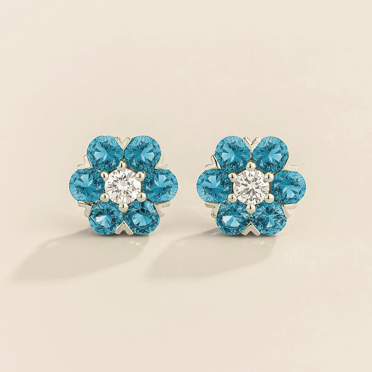 Cinq aquamarine and diamond flower stud earrings in white gold, front view