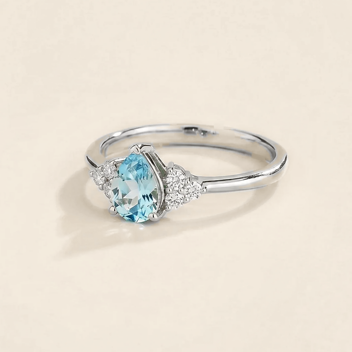 Pear-cut lab-grown aquamarine and diamond ring in white gold – side view | Pisa by Juvetti
