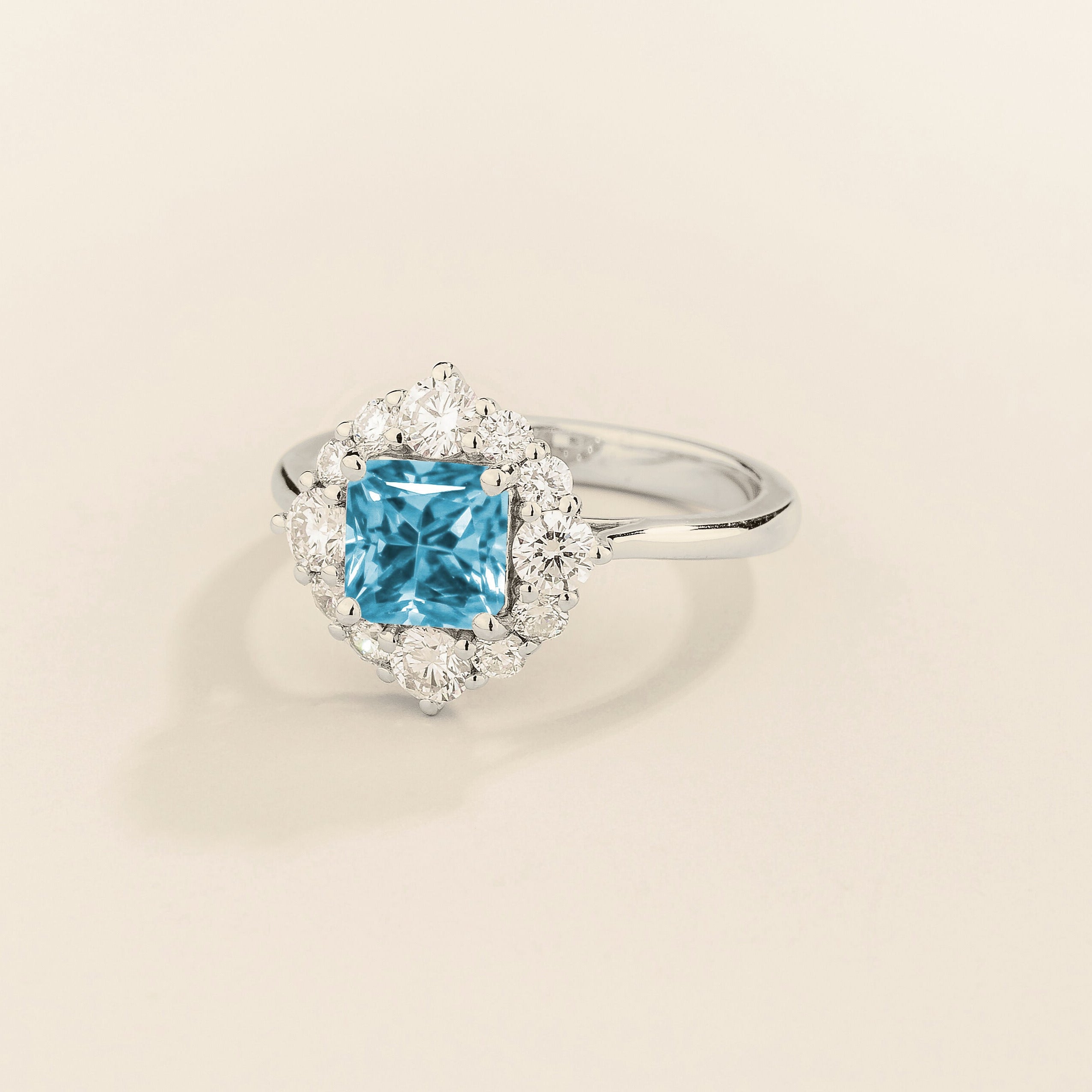 Aquamarine ring in white gold and diamonds.