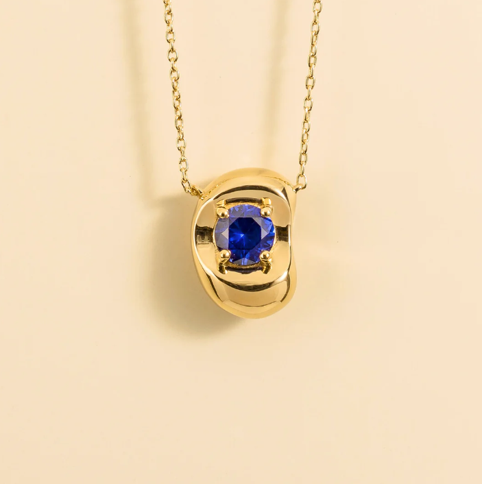 Fava round lab-grown blue sapphire pendant necklace in gold, sculpted pebble setting, front view | Juvetti London