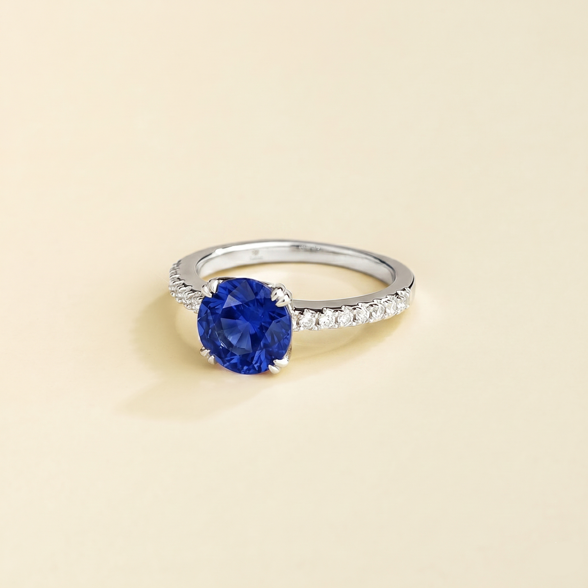 Como round lab-grown blue sapphire solitaire pavé ring in white gold – angle | Juvetti London