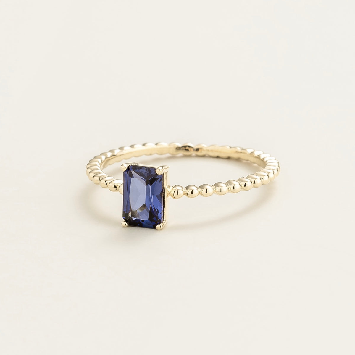 Fondi emerald-cut lab-grown blue sapphire beaded band ring in white gold – angle view | Juvetti London