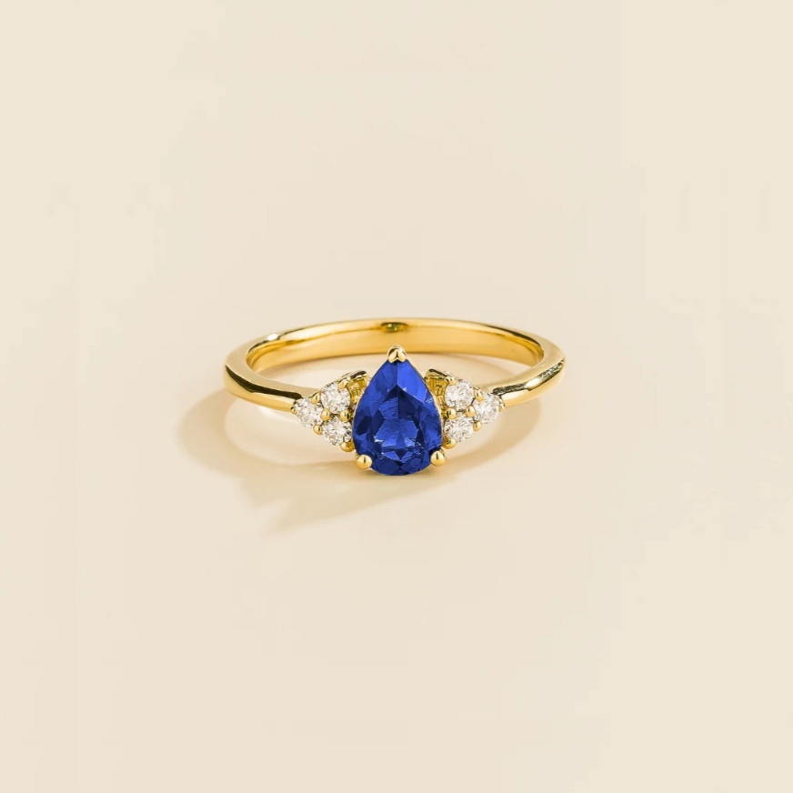 Pear-cut lab-grown blue sapphire and diamond ring in gold – front view | Pisa by Juvetti