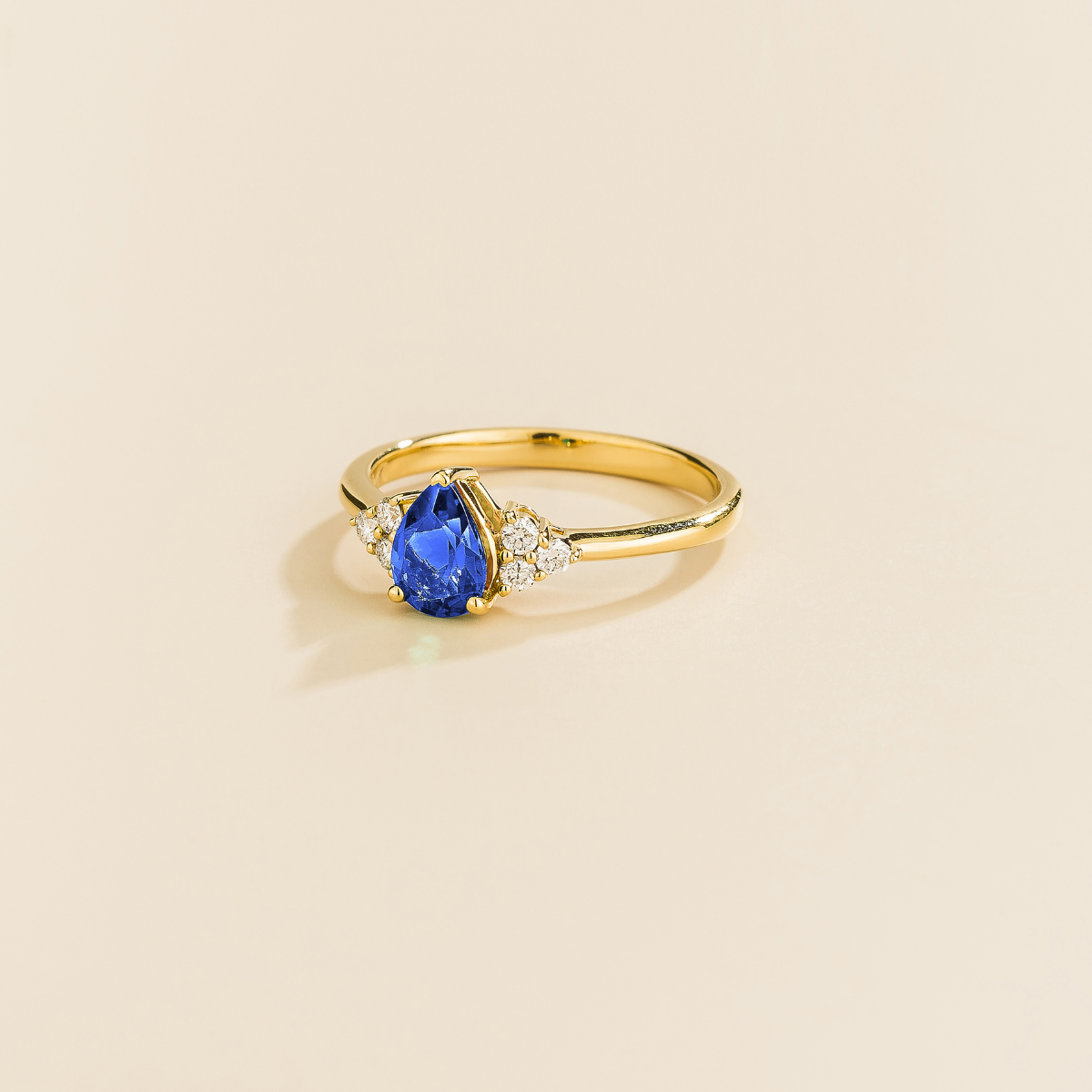 Pear-cut lab-grown blue sapphire and diamond ring in gold – side view | Pisa by Juvetti