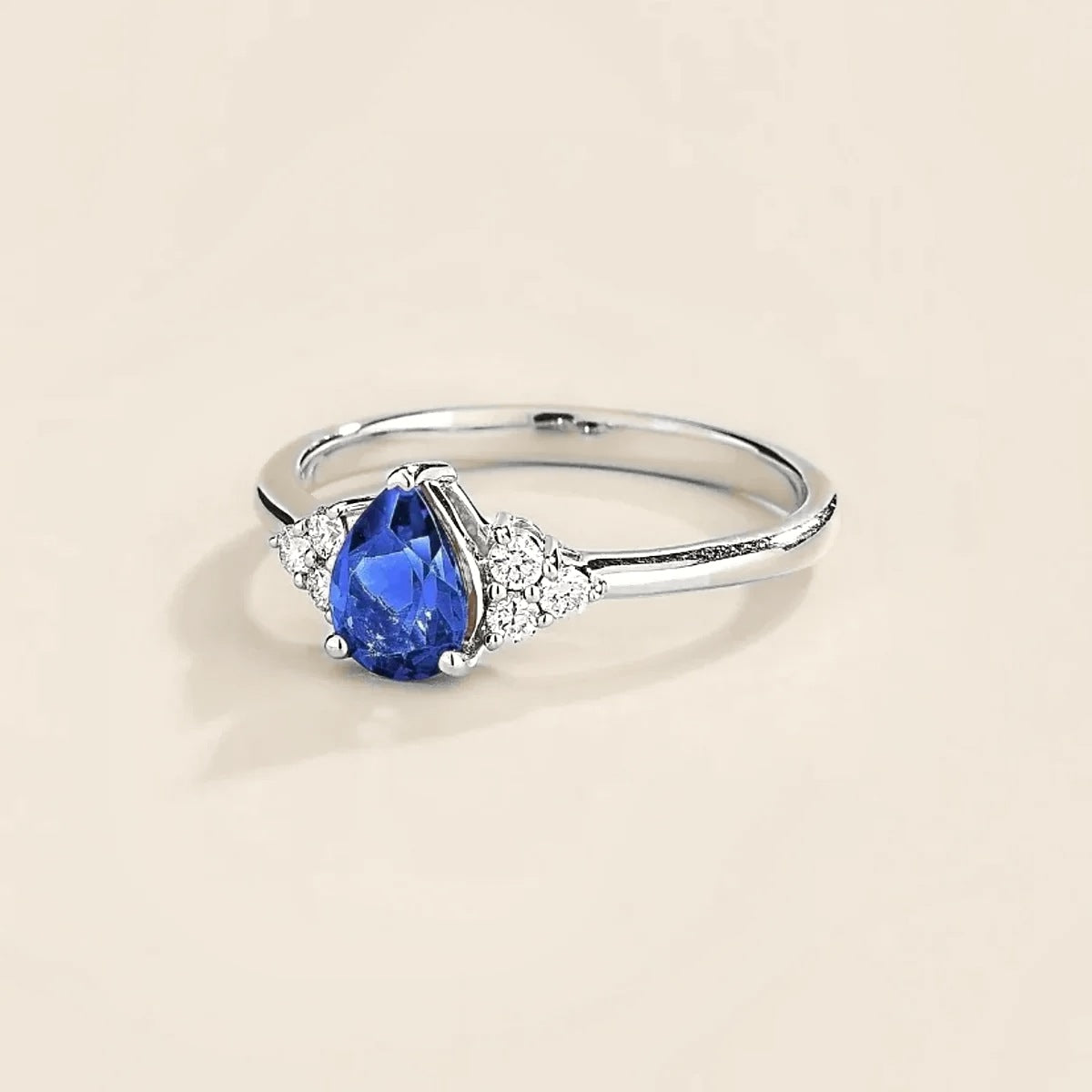 Pear-cut lab-grown blue sapphire and diamond ring in white gold – side view | Pisa by Juvetti
