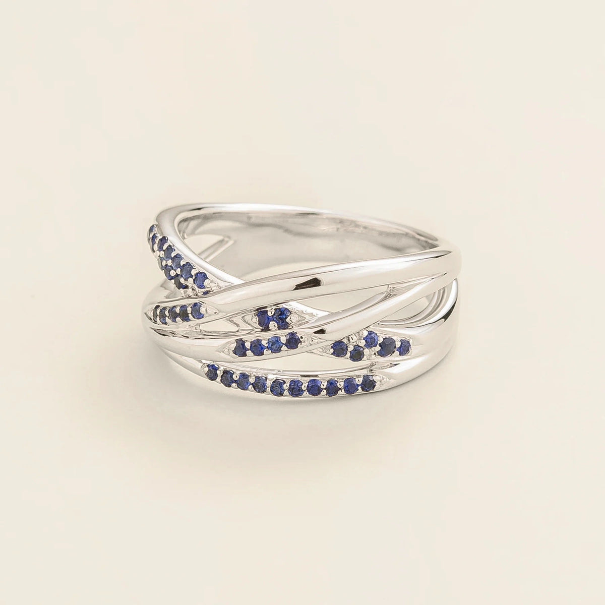 Val multi-row crossover band ring with lab-grown blue sapphires in white gold – angle view | Juvetti London