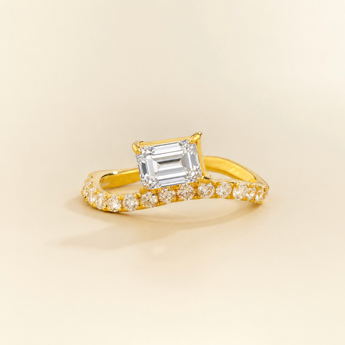 Luno Diamond East-West Emerald-Cut Pavé Wave Ring in Gold | Juvetti
