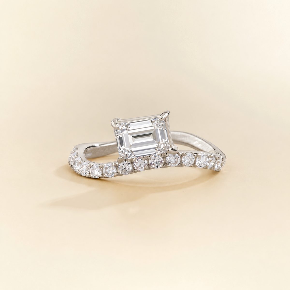 Luno Diamond East-West Emerald-Cut Pavé Wave Ring in White Gold | Juvetti
