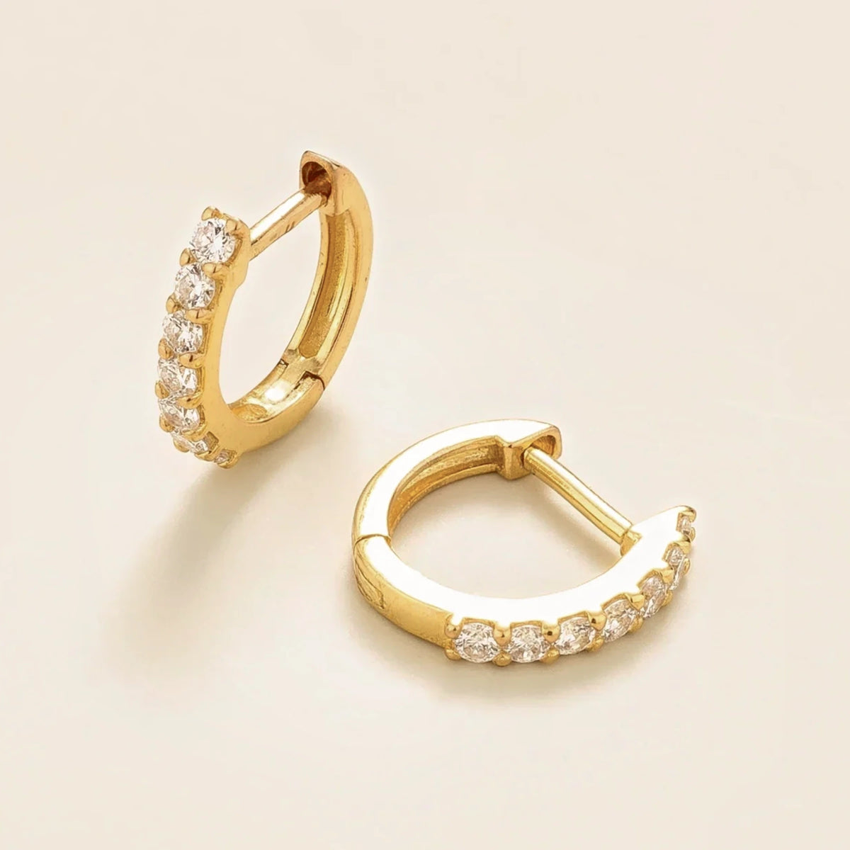 Stacy Diamond Huggie Hoop Earrings in Gold Mini | Juvetti