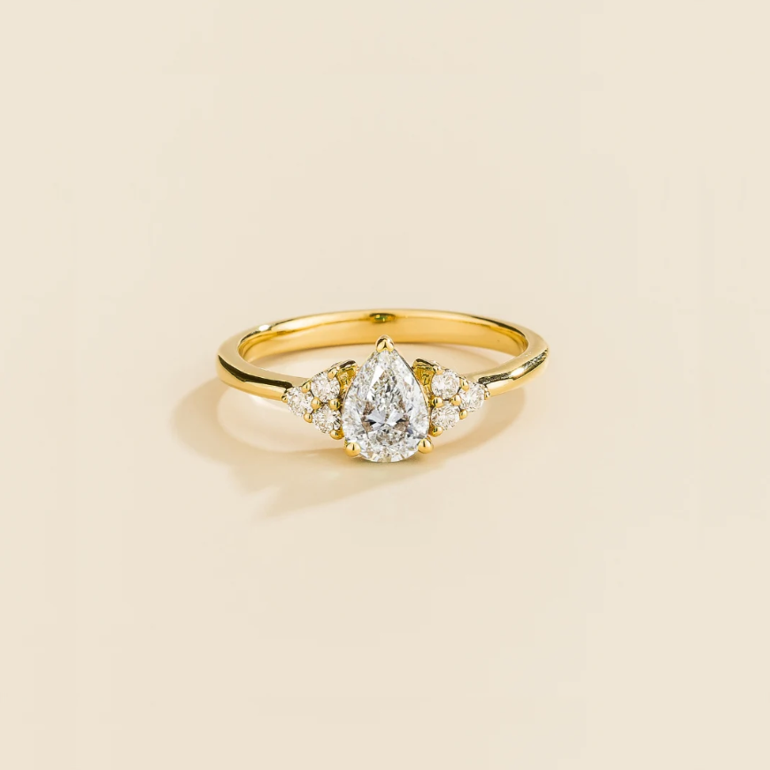 Pear-cut lab-grown diamond ring in gold – front view | Pisa by Juvetti