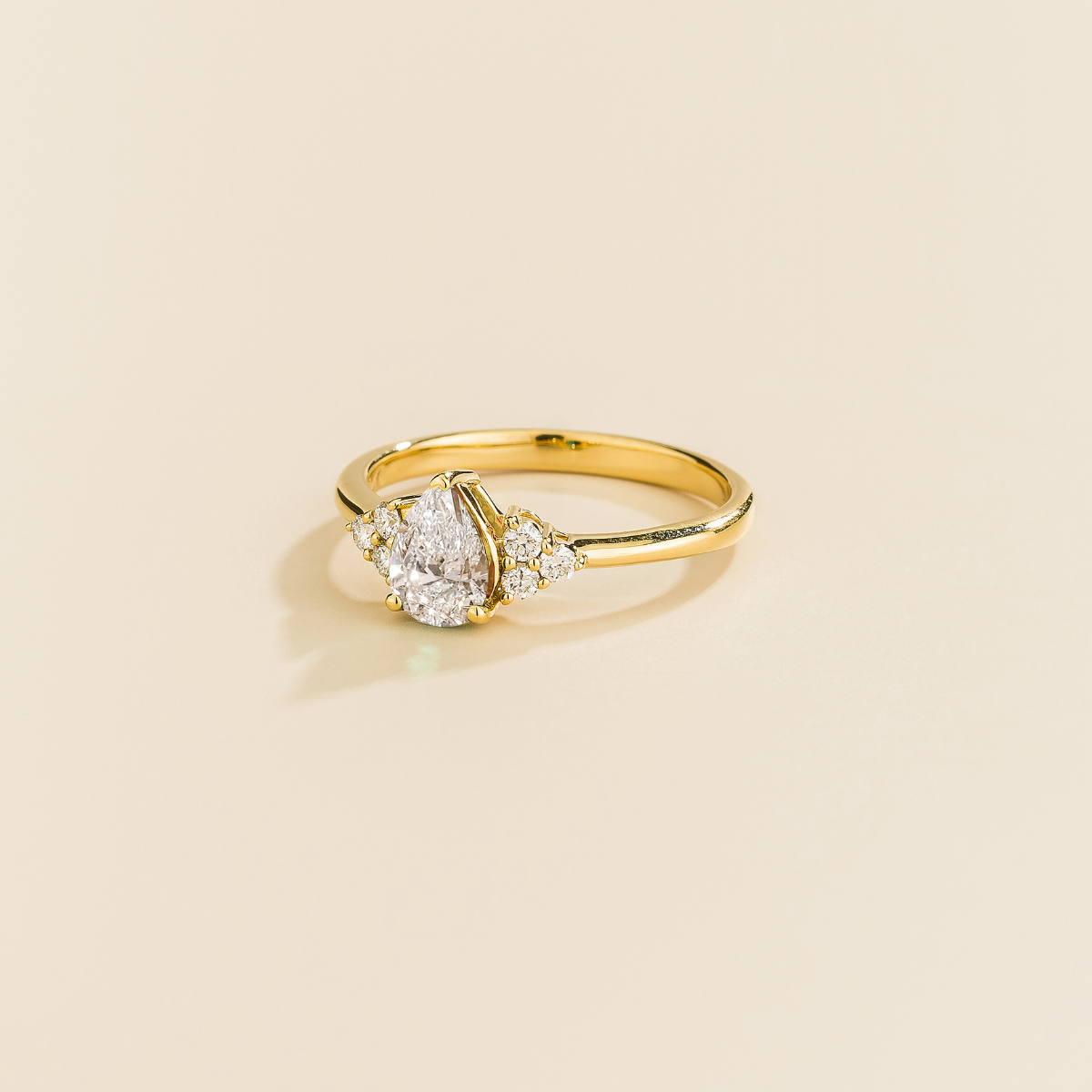 Pear-cut lab-grown diamond ring in gold – side view | Pisa by Juvetti