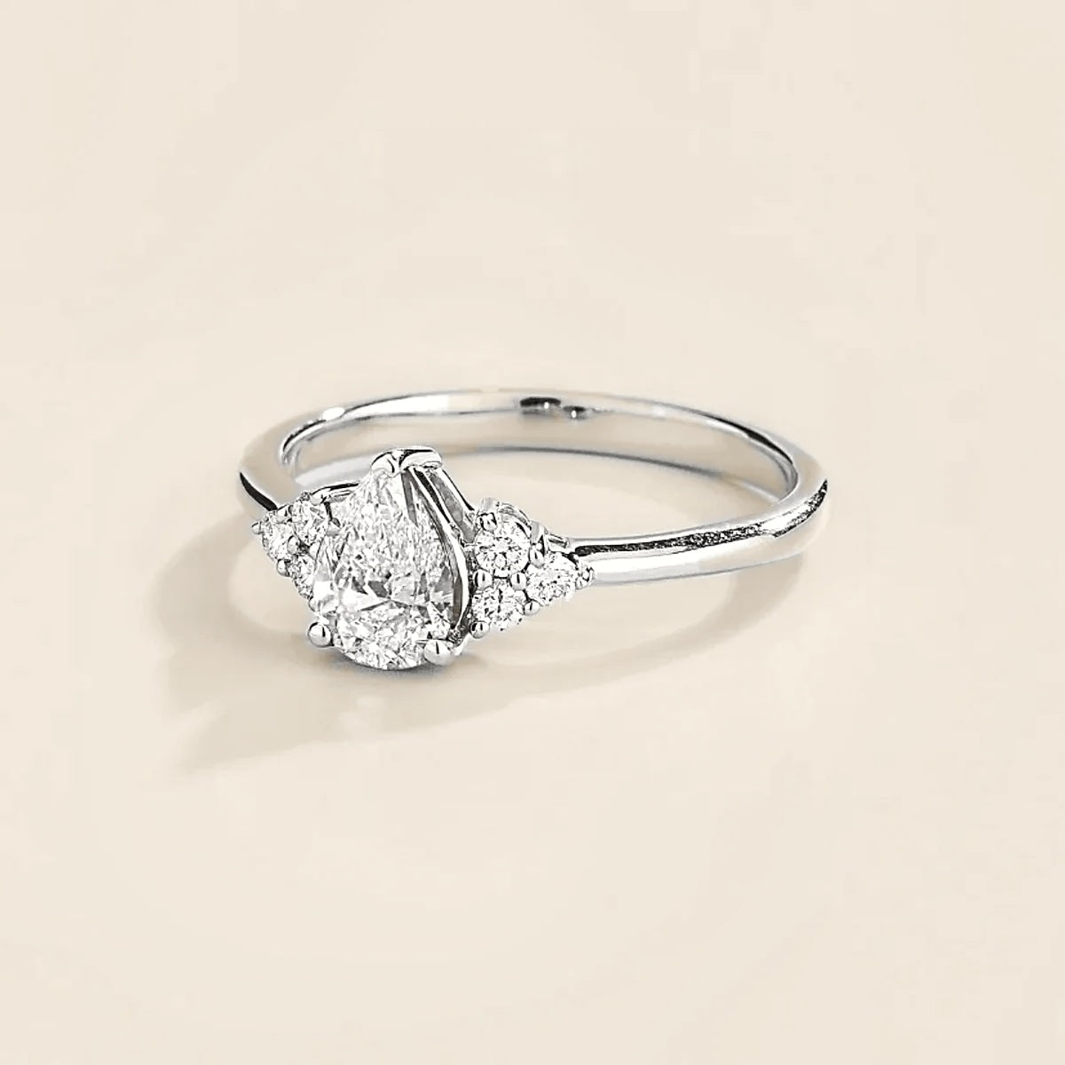 Pear-cut lab-grown diamond ring in white gold – side view | Pisa by Juvetti