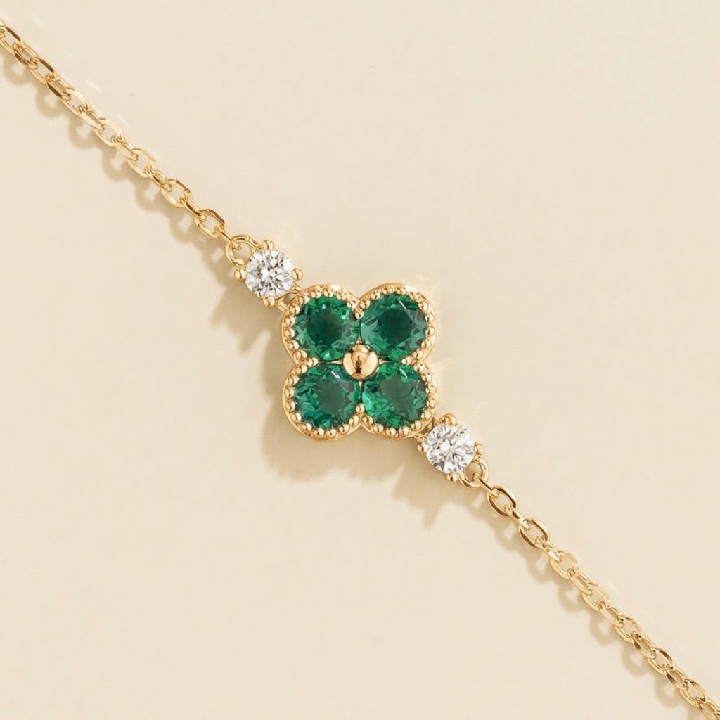Emerald and diamond clover bracelet in yellow gold, close-up