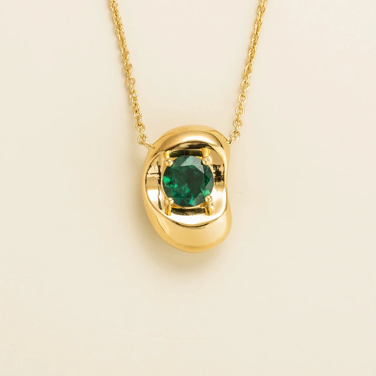 Fava round lab-grown emerald pendant necklace in gold, sculpted pebble setting, front view | Juvetti London