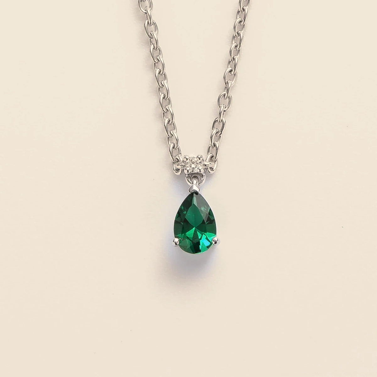 Lab-grown emerald and diamond pear drop pendant necklace in white gold, small – front view | Pisa by Juvetti