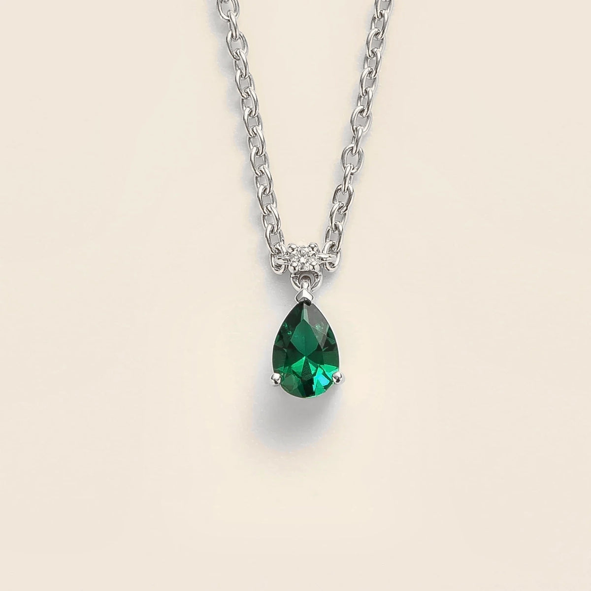 Lab-grown emerald and diamond pear drop pendant necklace in white gold, small – front view | Pisa by Juvetti