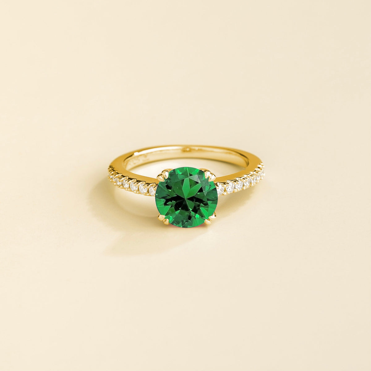 Como round lab-grown emerald solitaire pavé ring in gold – front | Juvetti London