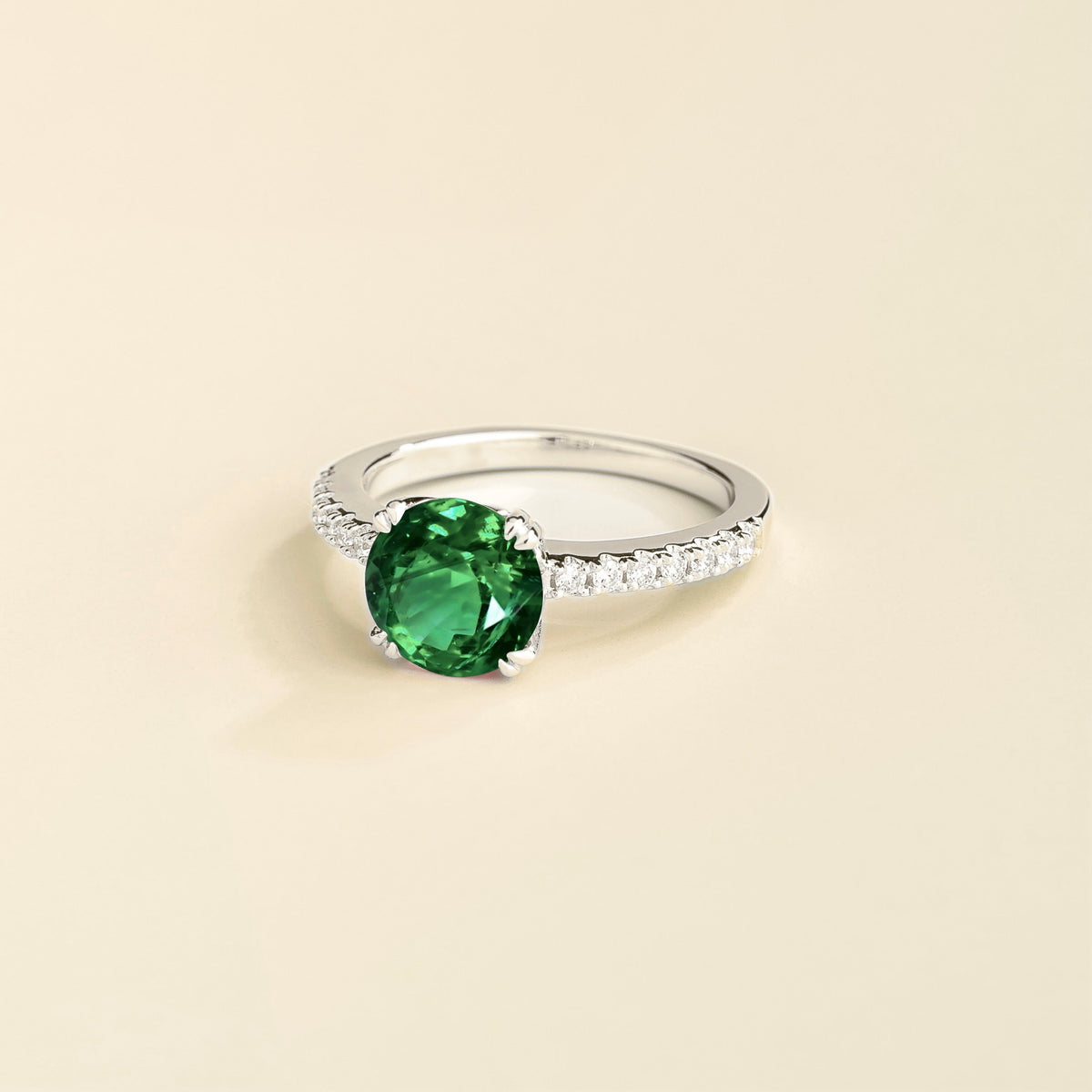 Como round lab-grown emerald solitaire pavé ring in white gold – angle | Juvetti London