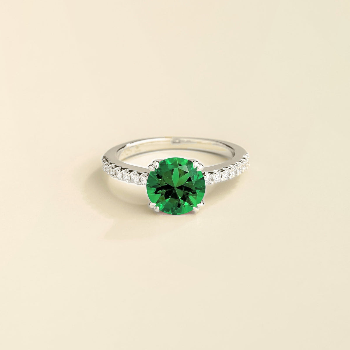 Como round lab-grown emerald solitaire pavé ring in white gold – front | Juvetti London