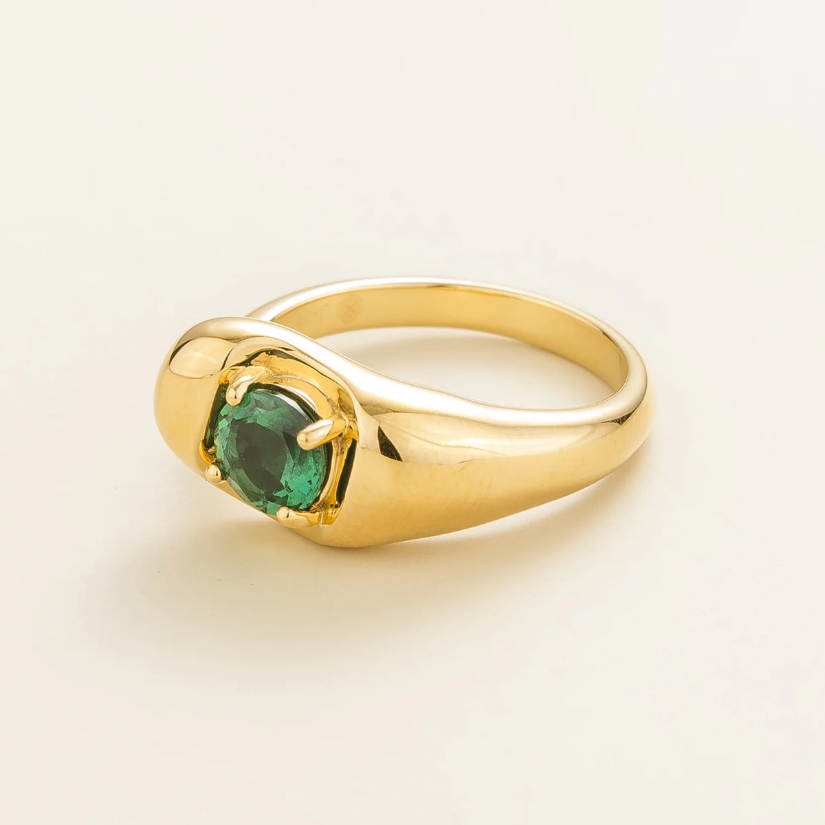 Fava round lab-grown emerald solitaire ring in gold, sculpted pebble setting, angled view | Juvetti London