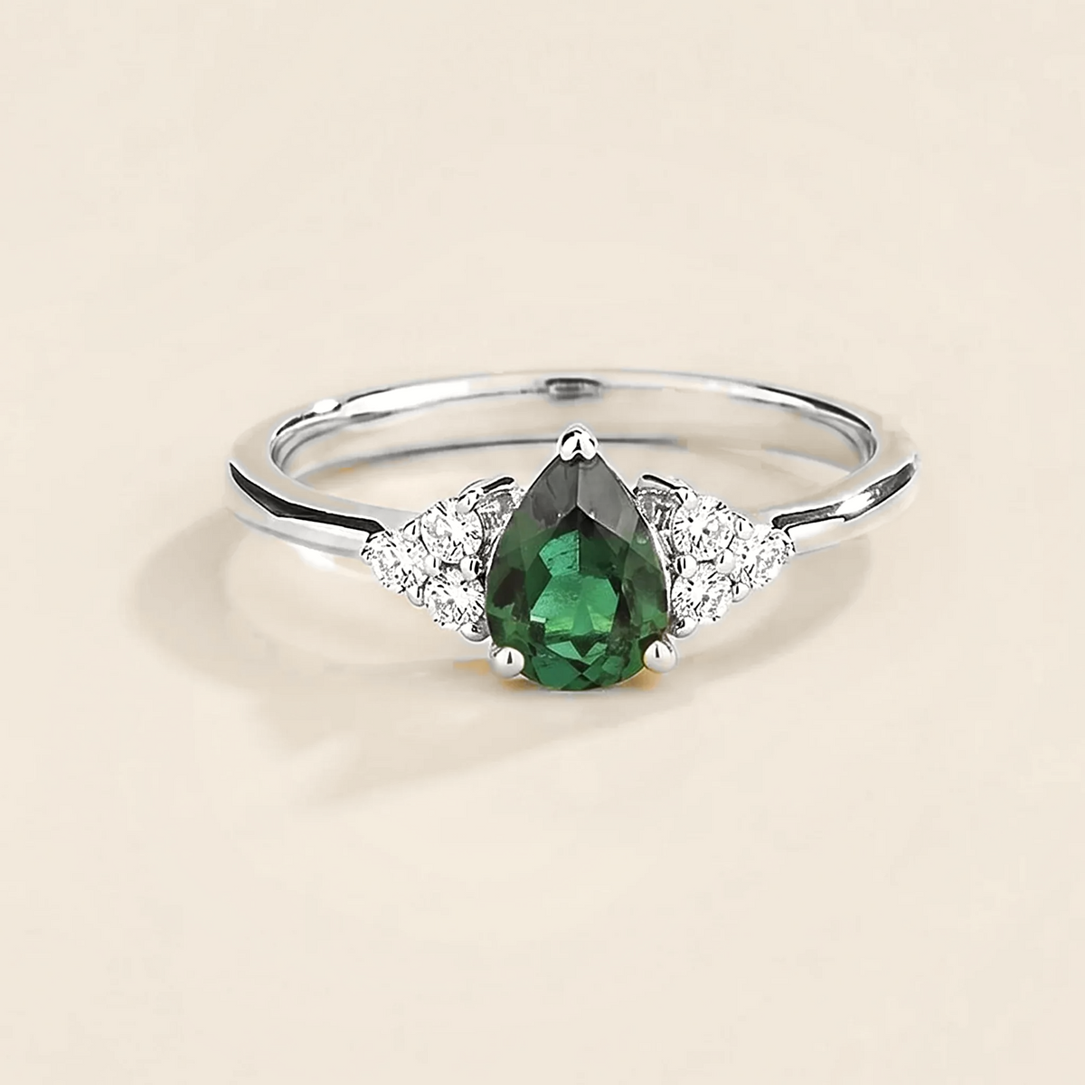 Pear-cut lab-grown emerald and diamond ring in white gold – front view | Pisa by Juvetti