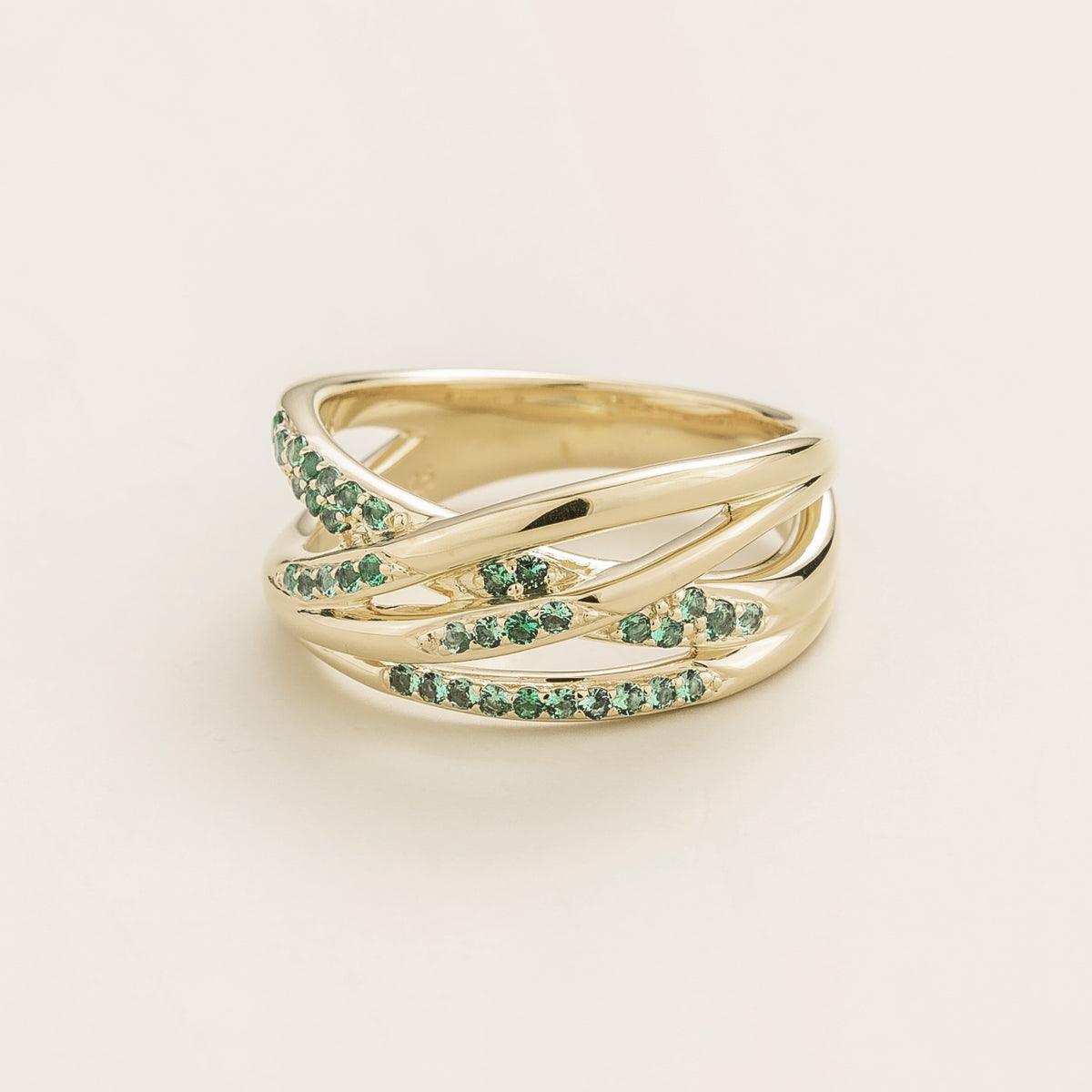 Val multi-row crossover band ring with lab-grown emeralds in white gold – angle view | Juvetti London