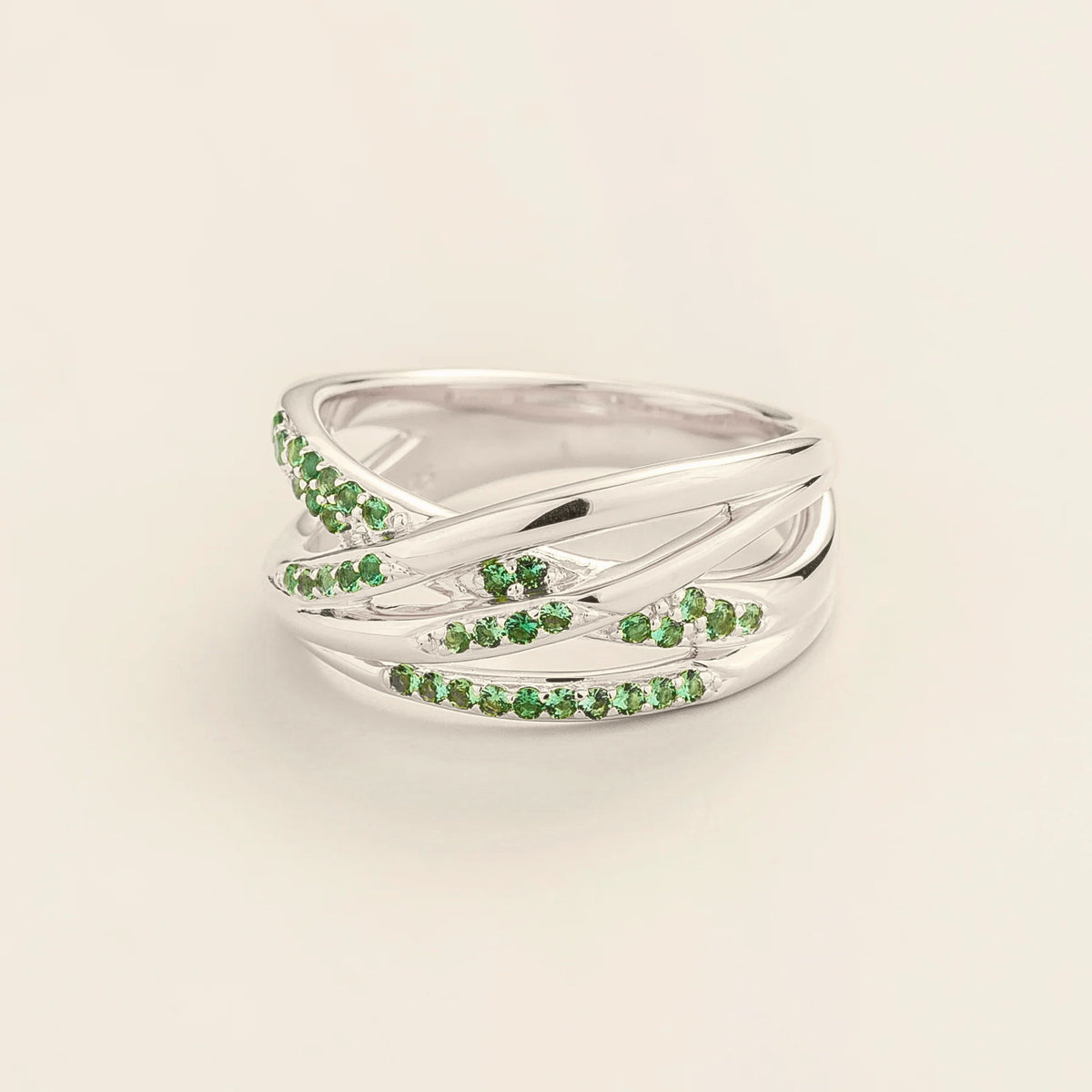 Val multi-row crossover band ring with lab-grown emeralds in white gold – angle view | Juvetti London