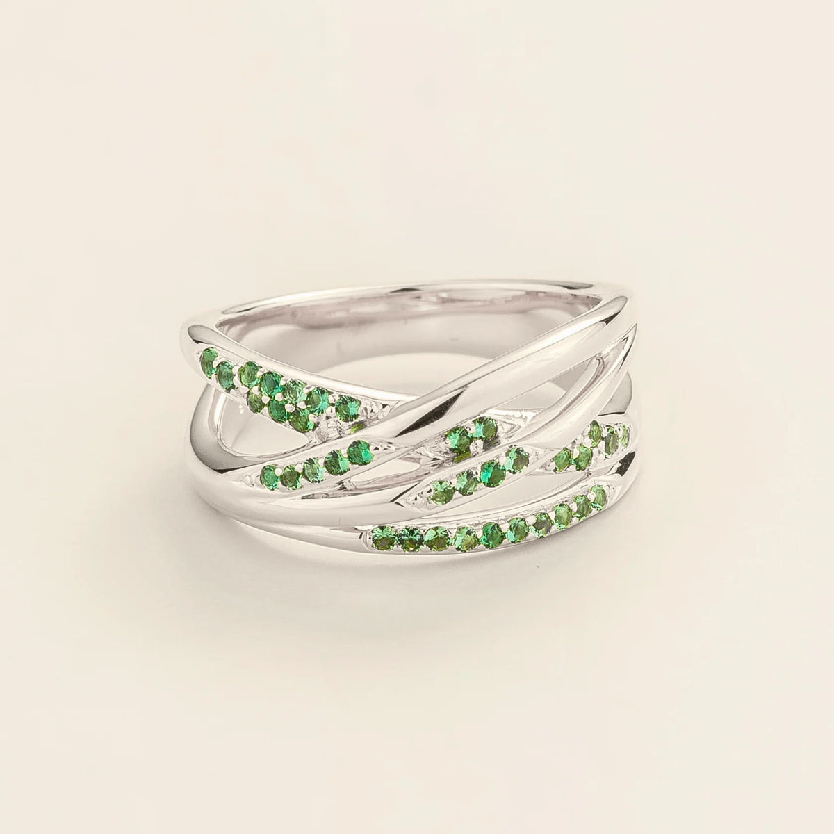 Val multi-row crossover band ring with lab-grown emeralds in white gold – front view | Juvetti London