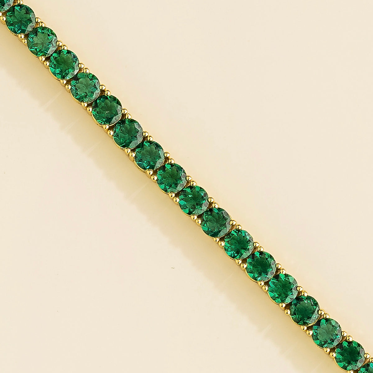 Round Emerald Tennis Bracelet in Gold – close-up of the setting