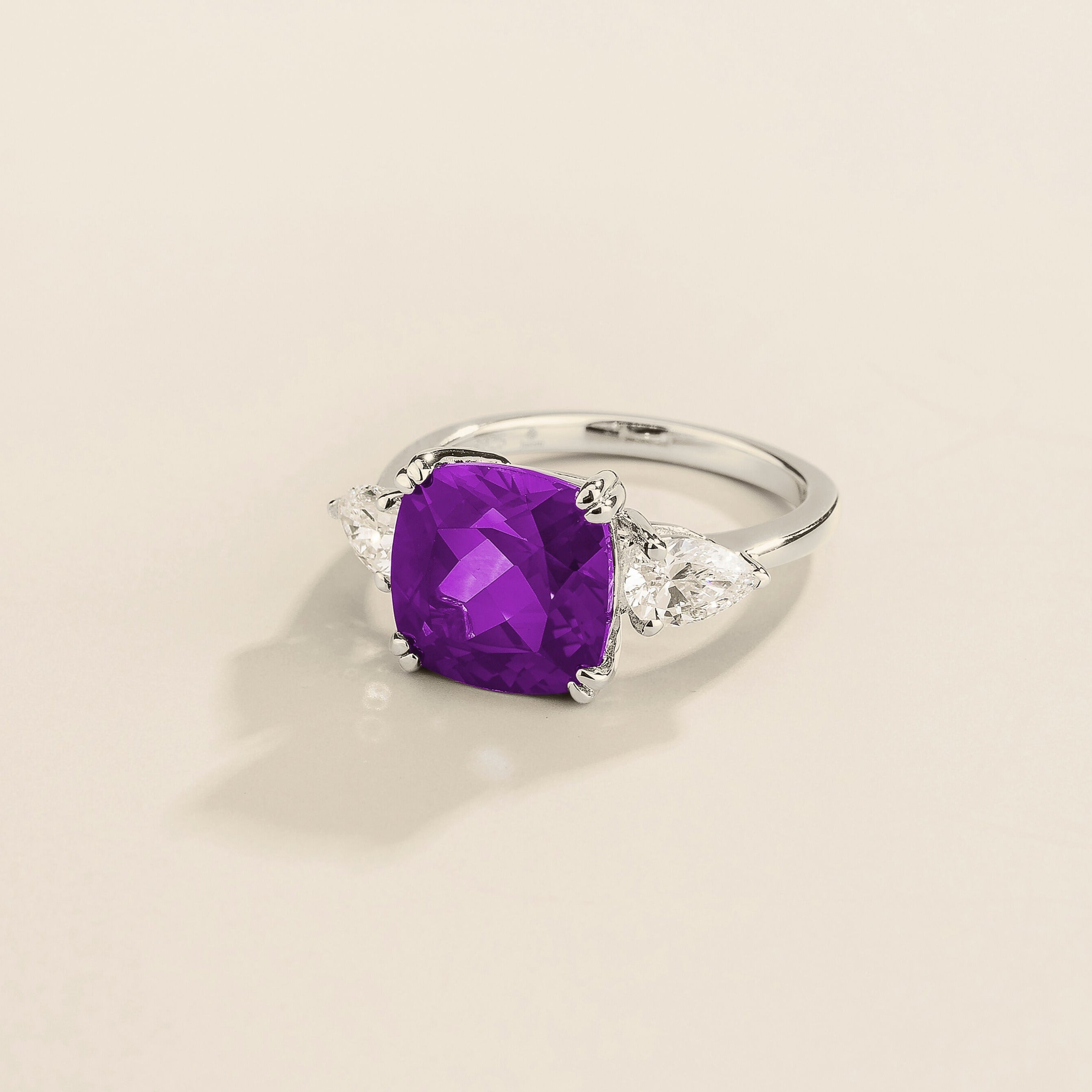 Pari White Gold Ring in Purple Sapphire & Diamond