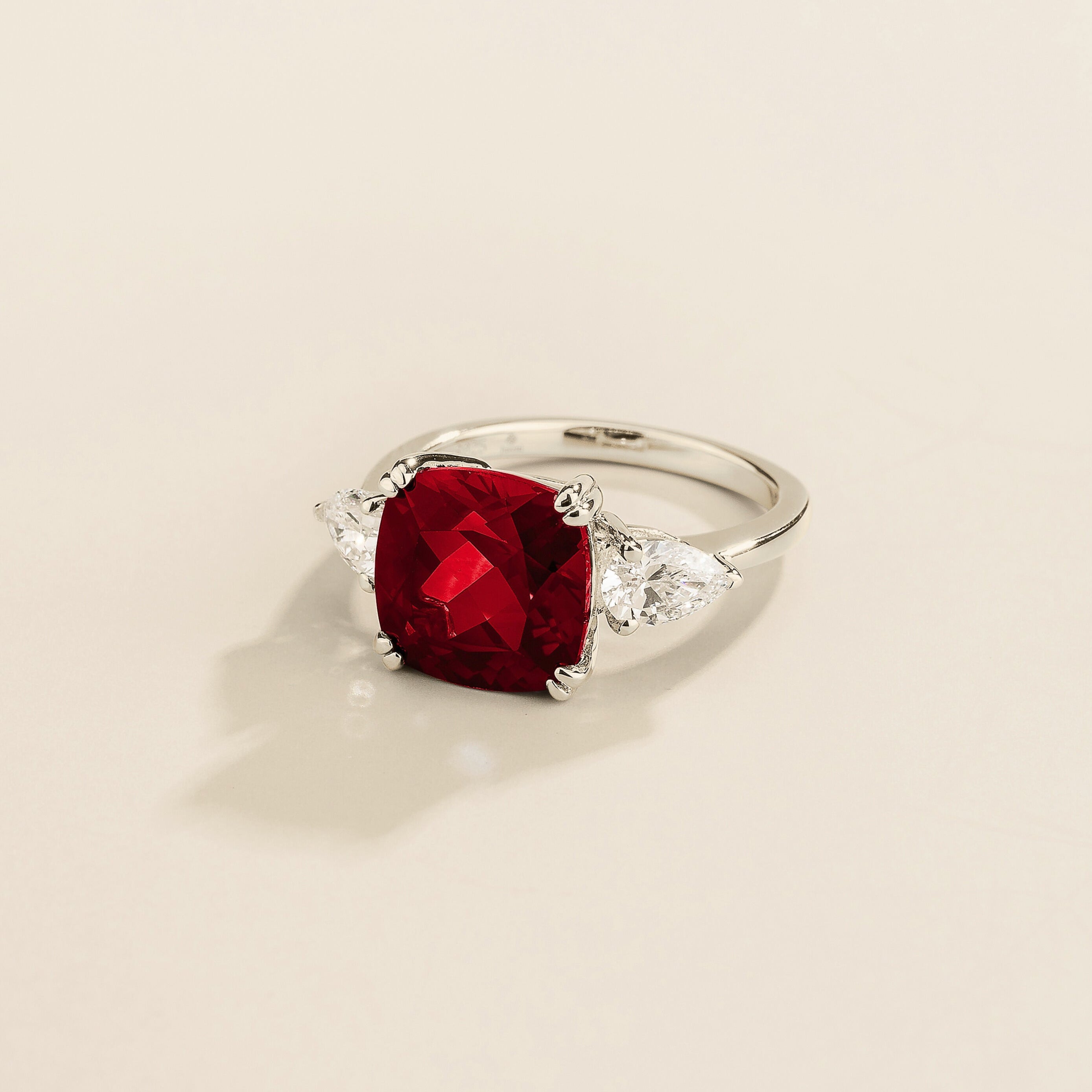 Pari ring in white gold set with Ruby and Diamonds.