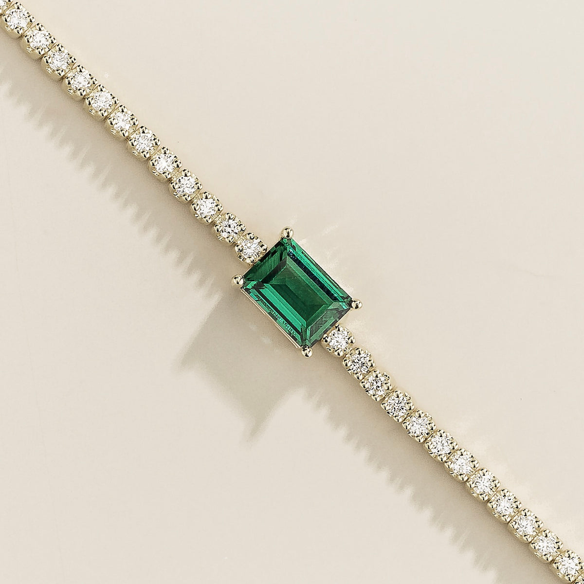 Mesa emerald-cut lab-grown emerald and diamond tennis bracelet in white gold, detail