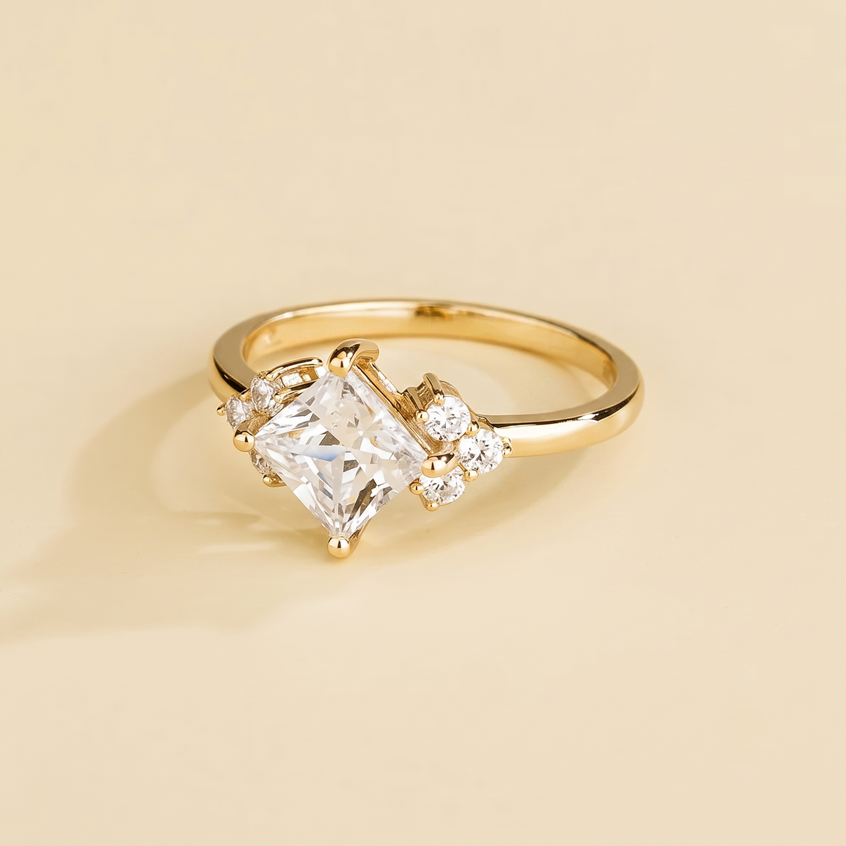 Amore princess-cut diamond ring in gold, view 2