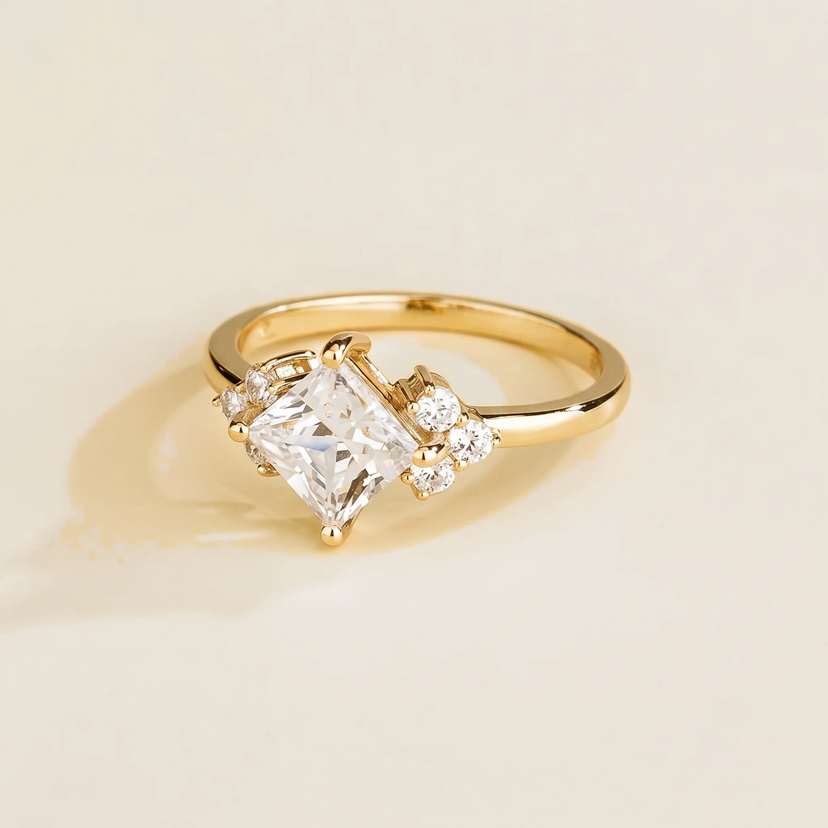 Amore princess-cut diamond ring in gold, view 2