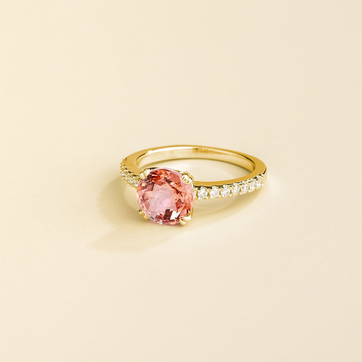Como round lab-grown padparadscha sapphire solitaire pavé ring in gold – angle | Juvetti London