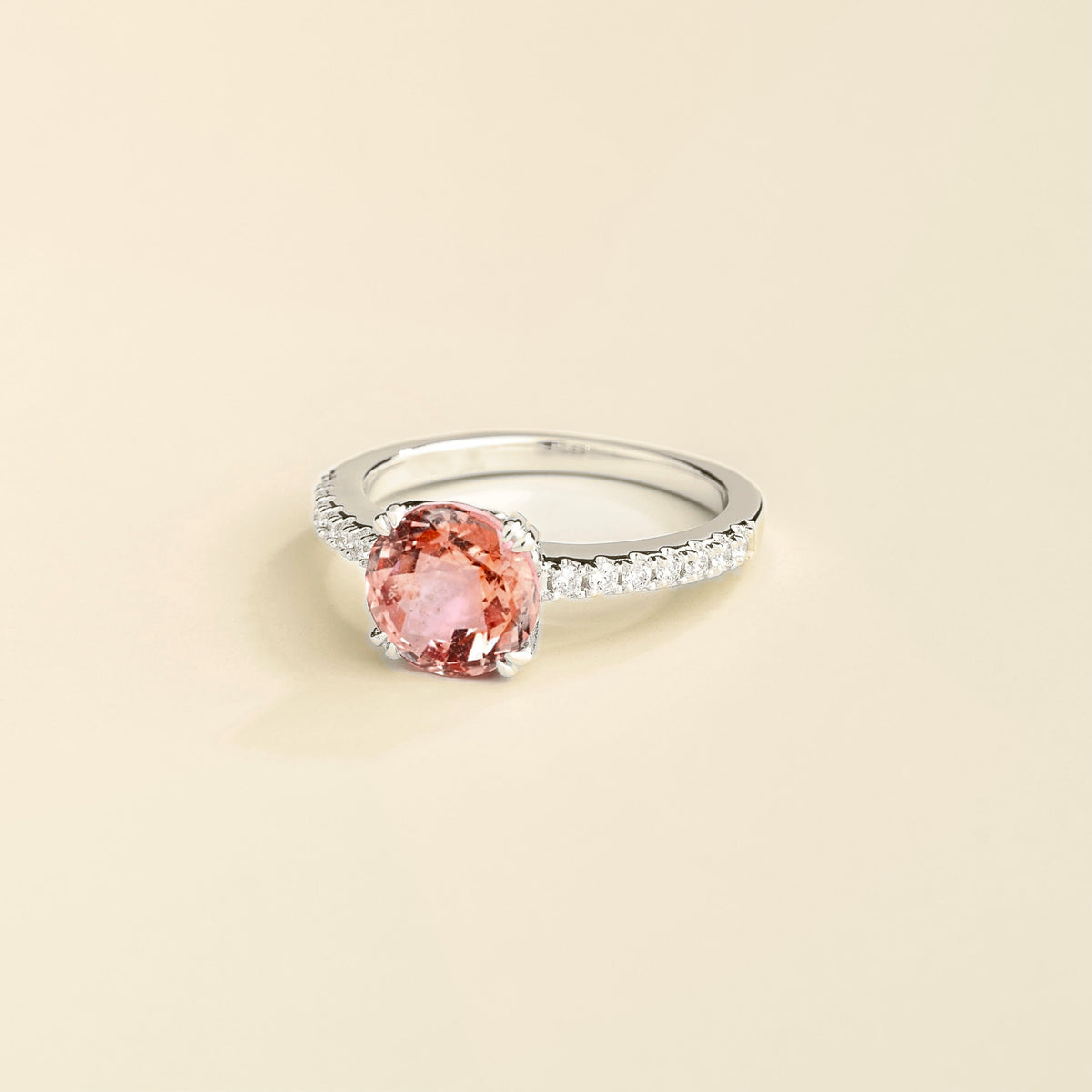 Como round lab-grown padparadscha sapphire solitaire pavé ring in white gold – angle | Juvetti London