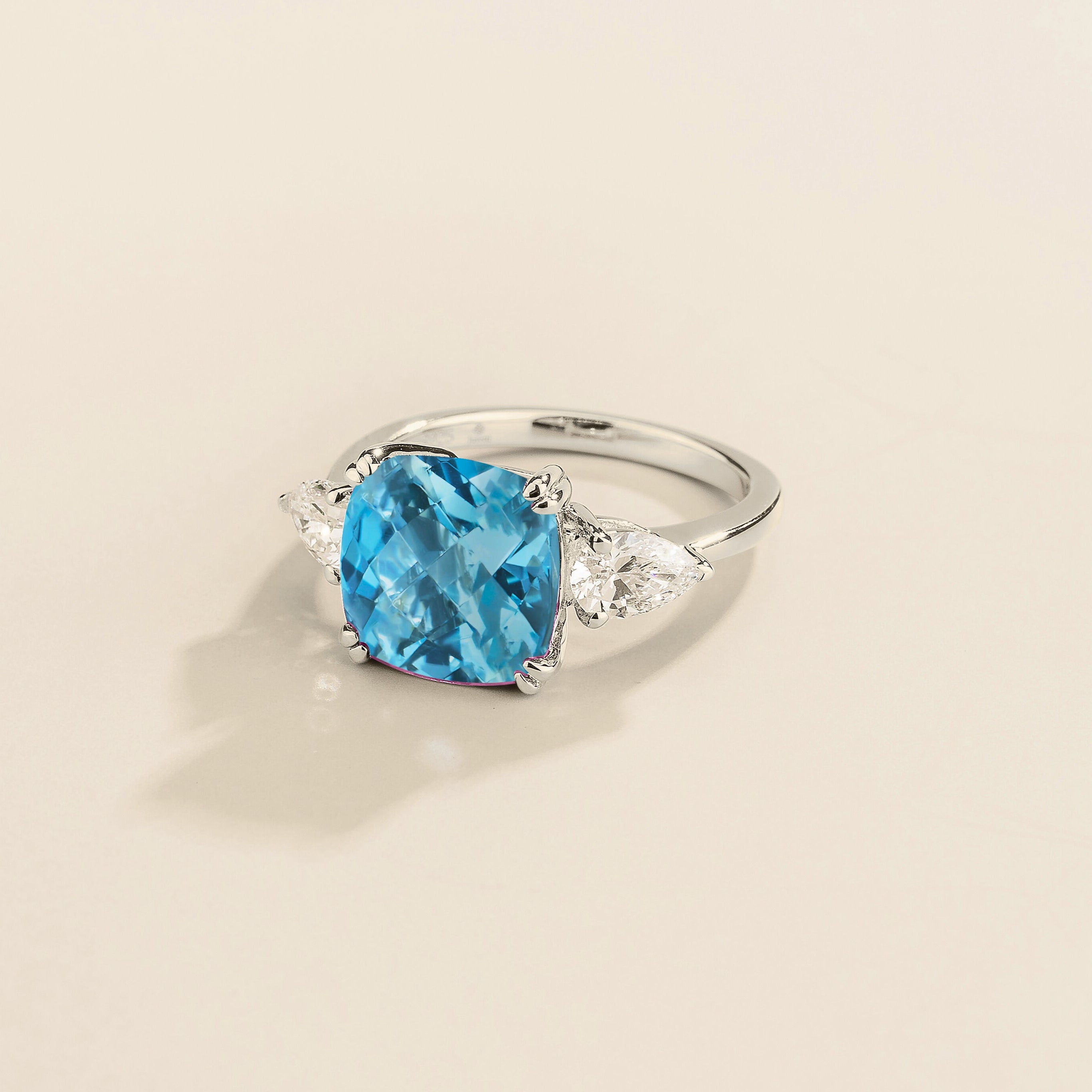 Pari white gold ring in aquamarine and diamonds.
