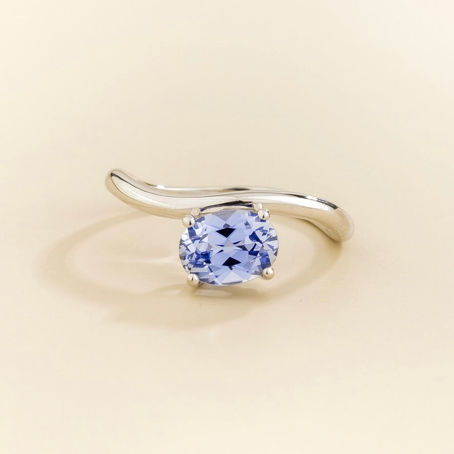 Luno pastel blue sapphire oval ring in white gold, lab-grown sapphire set east-west, front view | Juvetti London