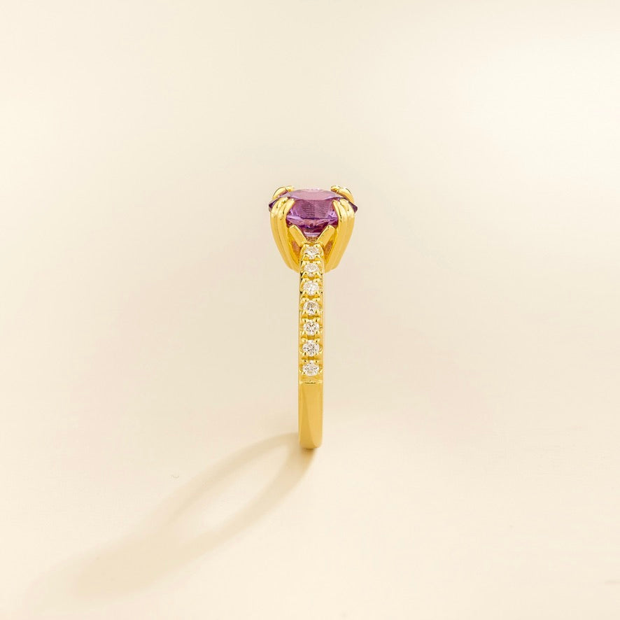 Craftsmanship detail of the Soli purple sapphire ring in gold