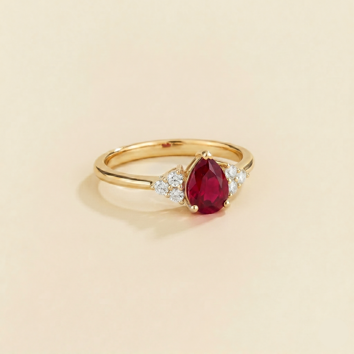 Pear-cut lab-grown ruby and diamond ring in gold – side view | Pisa by Juvetti
