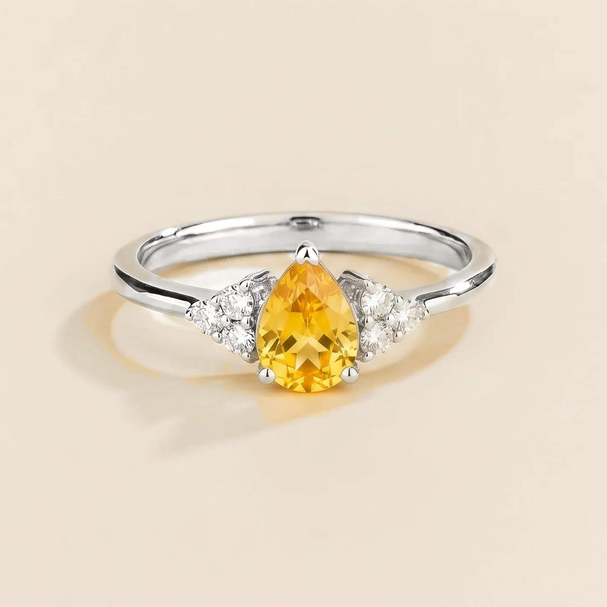 Pear-cut lab-grown yellow sapphire and diamond ring in white gold – front view | Pisa by Juvetti