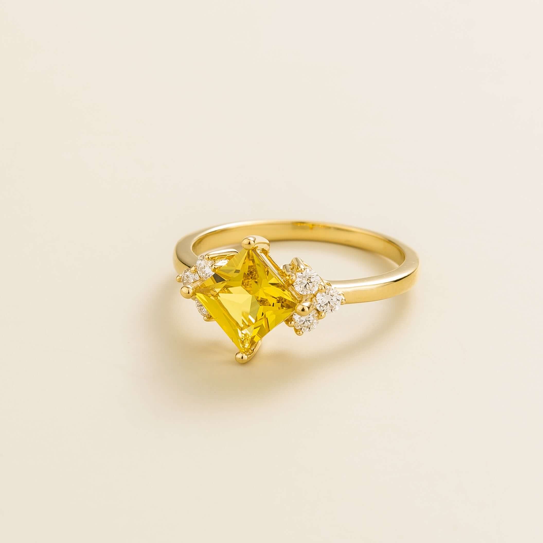Handcrafted Gold Ring Set with Princess Cut Yellow Sapphire & Diamond ā Timeless Elegance